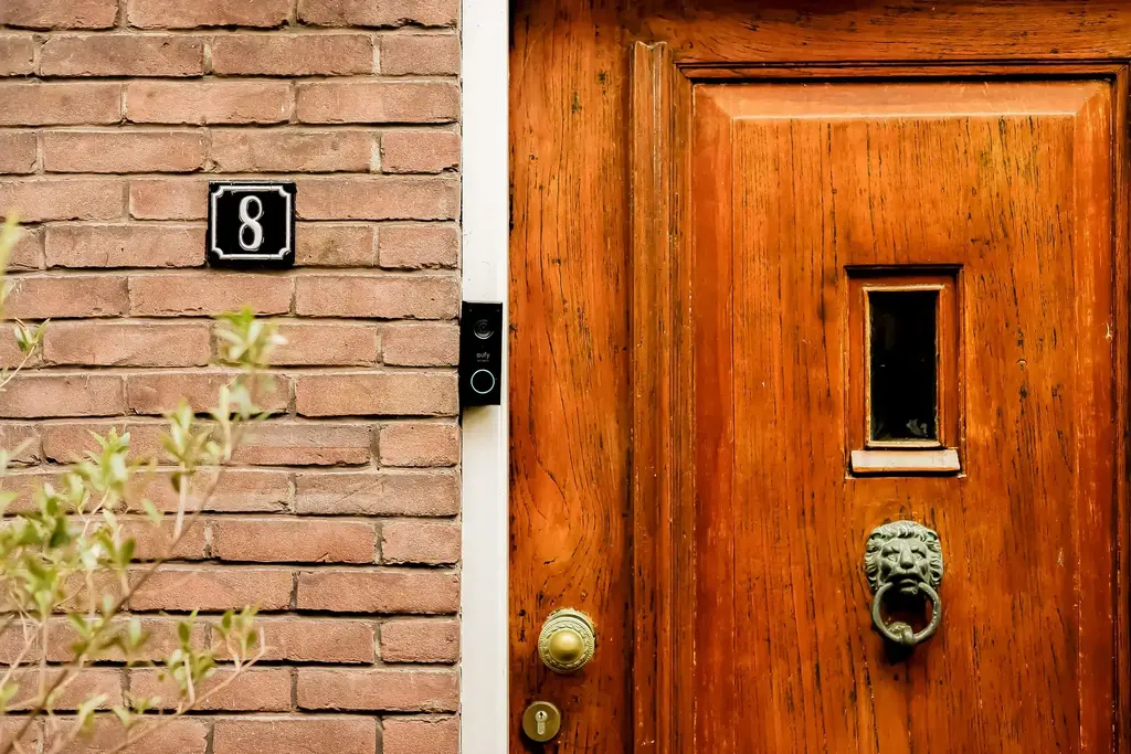 Close-up van metselwerk en voegen in een bakstenen gevel